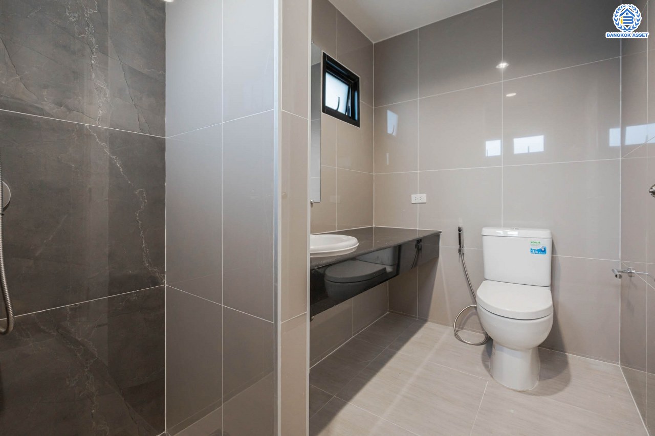 บ้านมือสองตกแต่งใหม่ ม.ภัสสร7 รัตนาธิเบศร์ พื้นที่กว้างกว่า 58.9 ตร.ว. รองรับทุกความสุข ฟังก์ชัน 3 ห้องนอน 3 ห้องน้ำ 2 ห้องอเนกประสงค์ จอดรถได้ 2 คัน บนทำเลเดินทางสะดวก ติดถนนใหญ่ ใกล้รถไฟฟ้า "สถานีบางพลู" เพียง 400 ม.